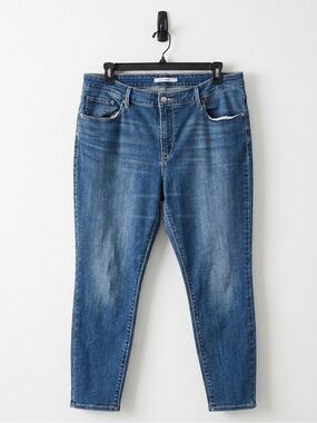 Levi’s Women’s Mid Rise Skinny medium wash Jeans Size 18